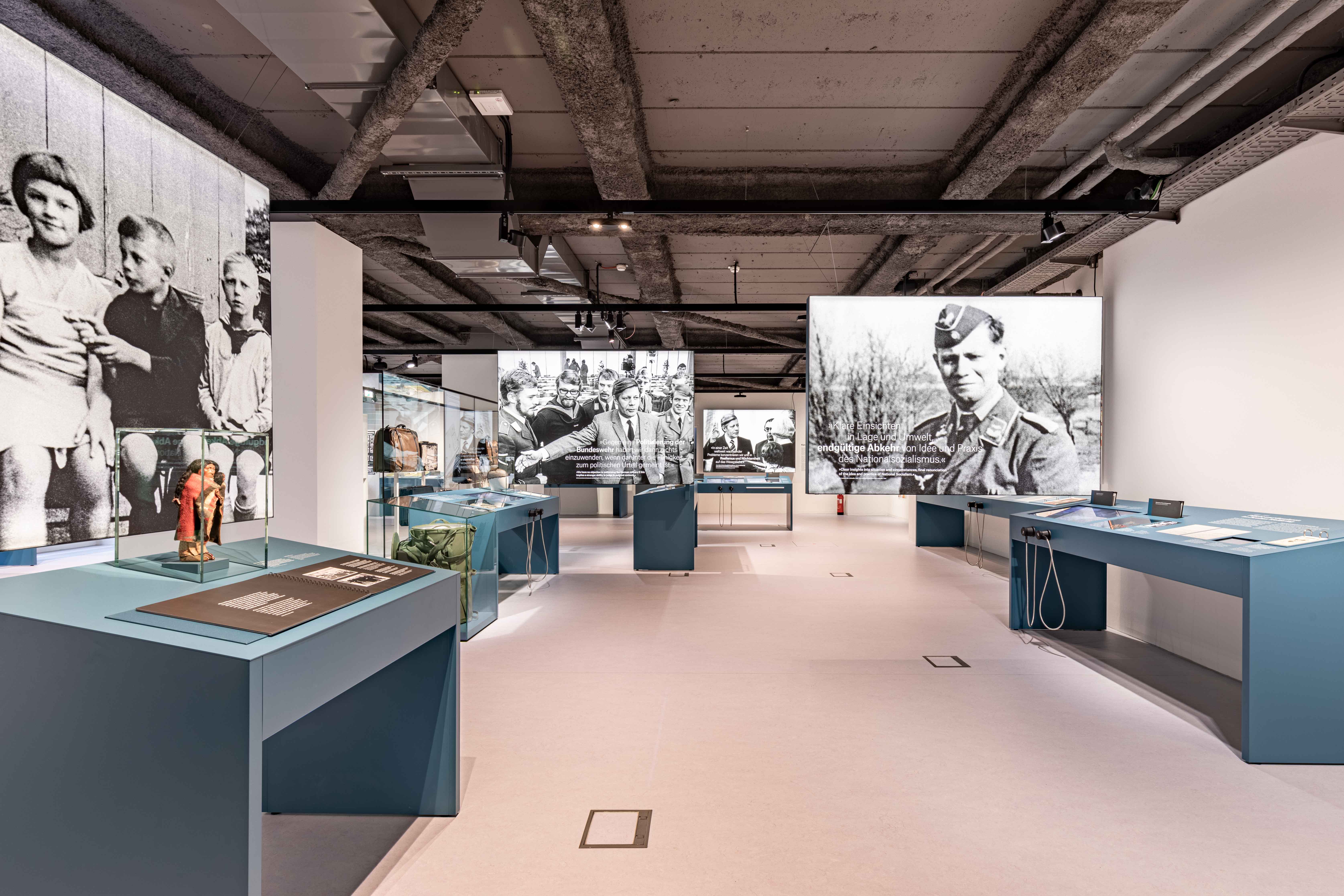 Ausstellungsraum mit Vitrinen